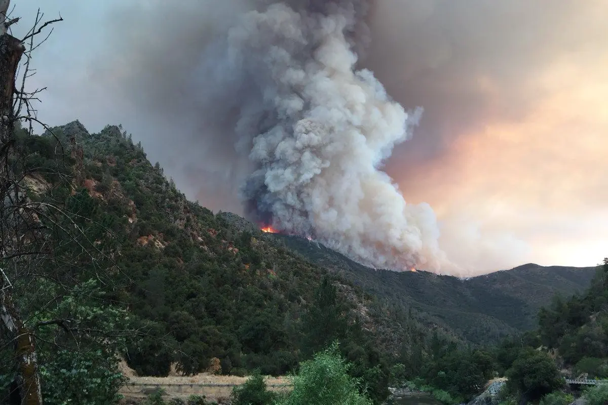 yosemite fire latest: blaze doubles in size, blankets park in smoke