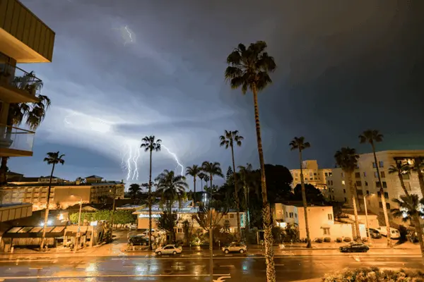 see la’s night sky electrified by phenomenal lightning show