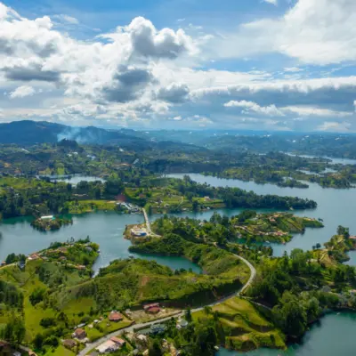 mike-swigunski-TTRvrfo-unsplash-El-Peñón-de-Guatapé