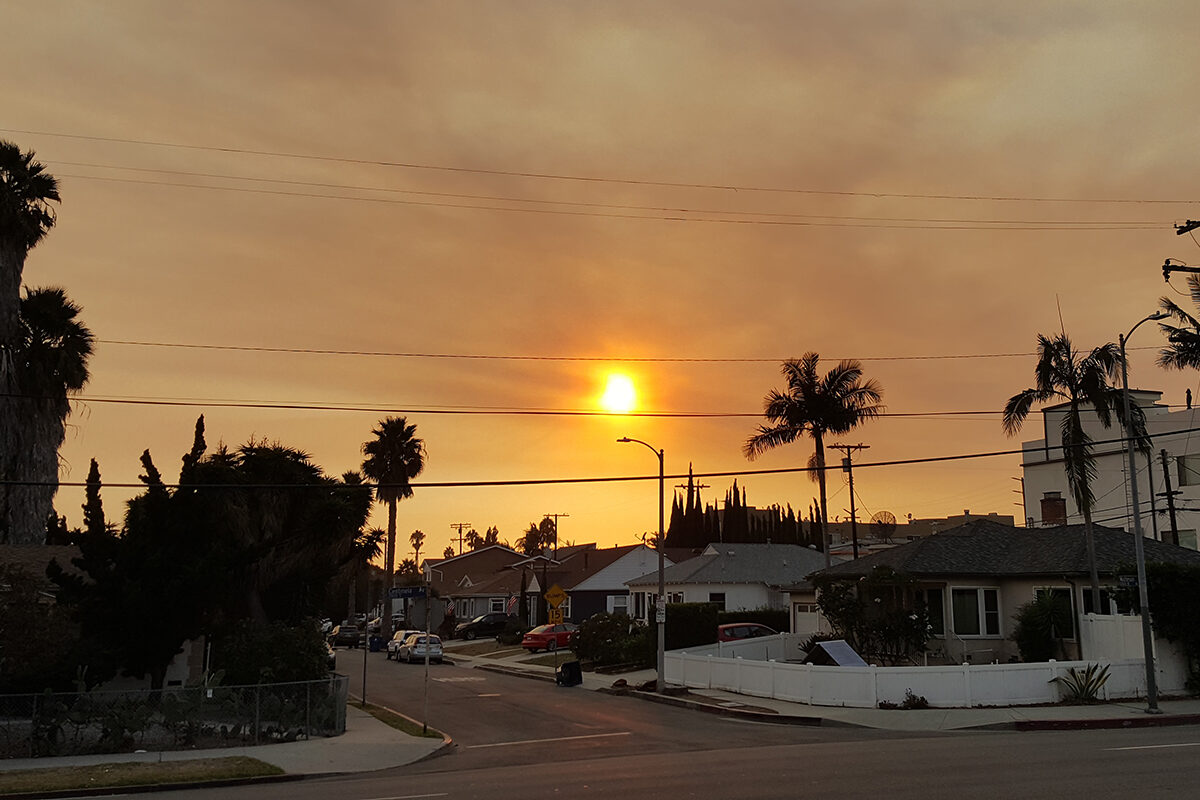 Smoke-filled-sky-in-Mar-Vista-Sean-Brenner-photo