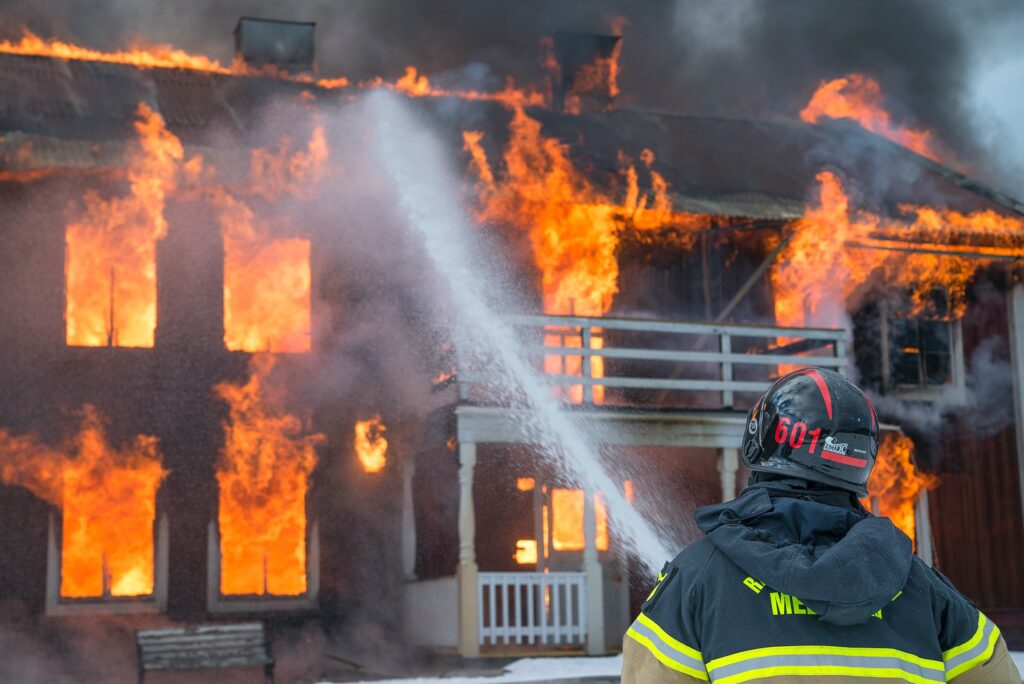 house-on-fire-daniel-tausis-loeqHoauWY-unsplash