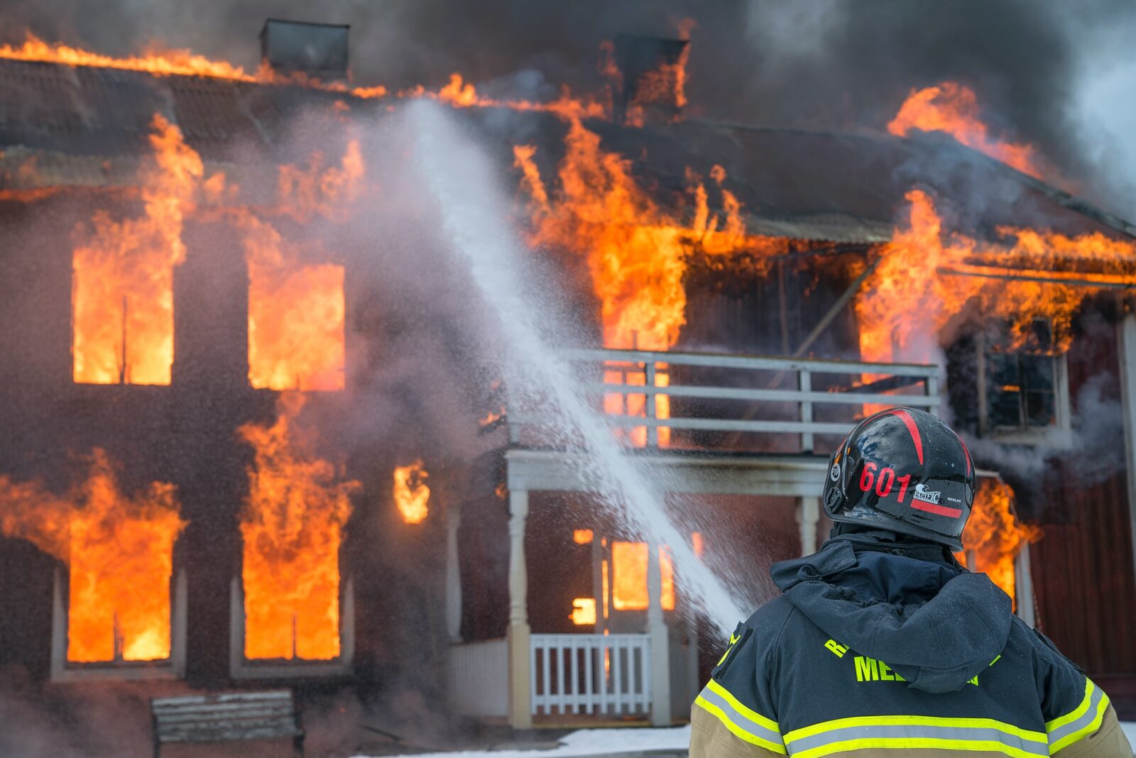 house-on-fire-daniel-tausis-loeqHoauWY-unsplash
