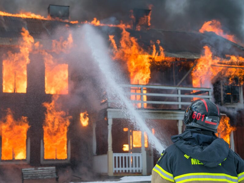 house-on-fire-daniel-tausis-loeqHoauWY-unsplash