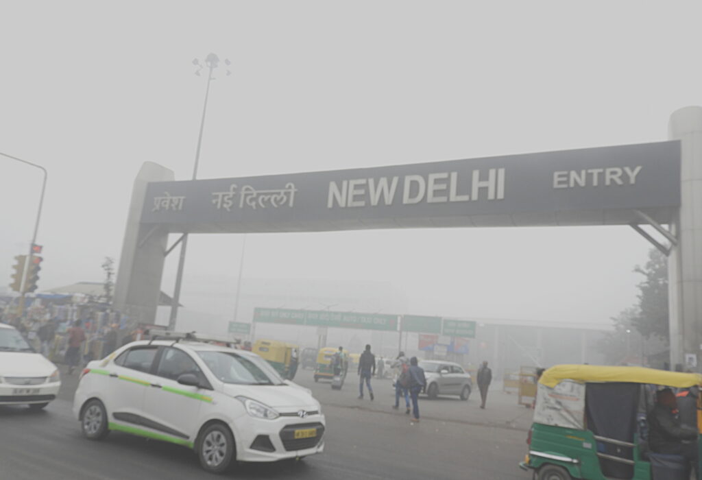Low_visibility_due_to_Smog_at_New_Delhi_Railway_station_st_Dec__after_AM_DSCN_