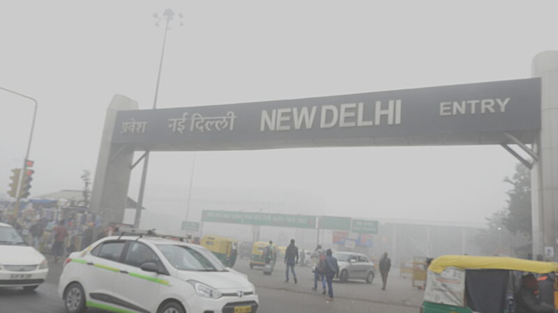 Low_visibility_due_to_Smog_at_New_Delhi_Railway_station_st_Dec__after_AM_DSCN_