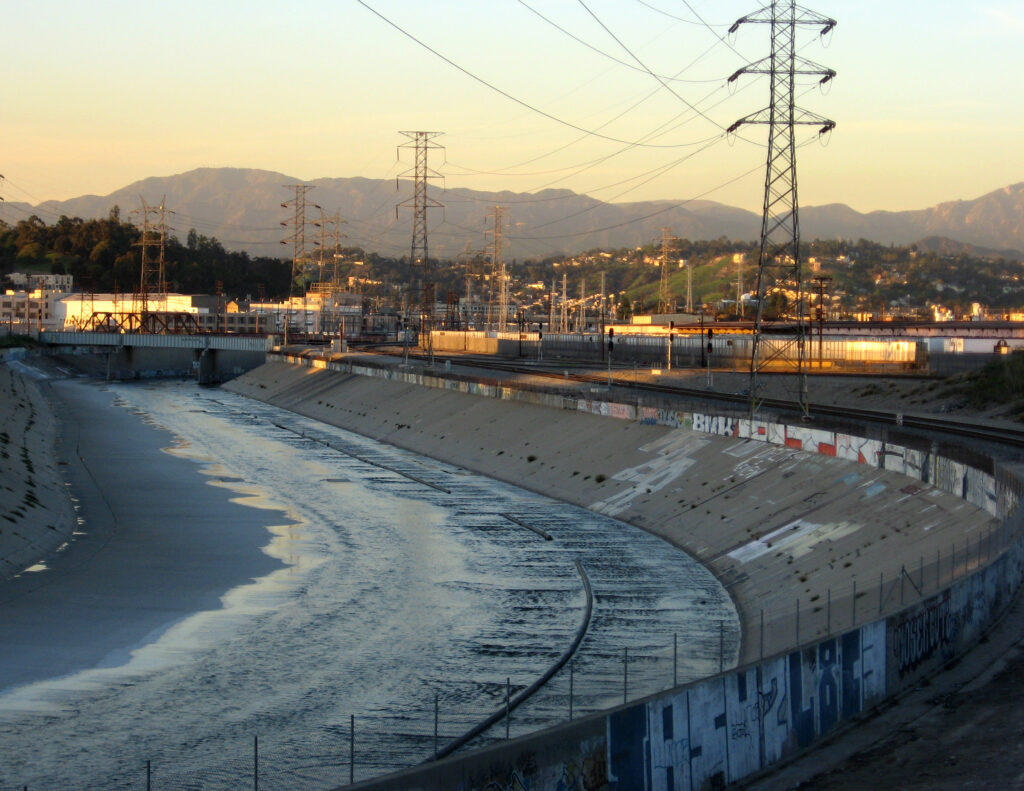 Los_Angeles_River_through_downtown_evening