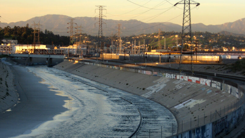 Los_Angeles_River_through_downtown_evening