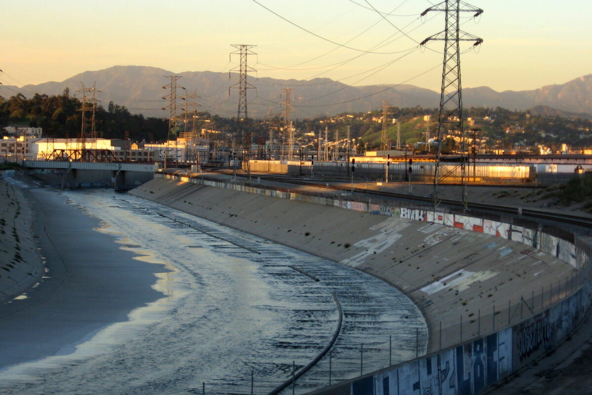 Los_Angeles_River_through_downtown_evening