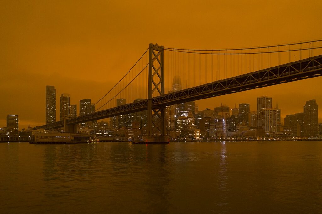 North_Complex_smoke_in_San_Francisco_-_Bay_Bridge_and_Financial_District
