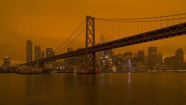 North_Complex_smoke_in_San_Francisco_-_Bay_Bridge_and_Financial_District
