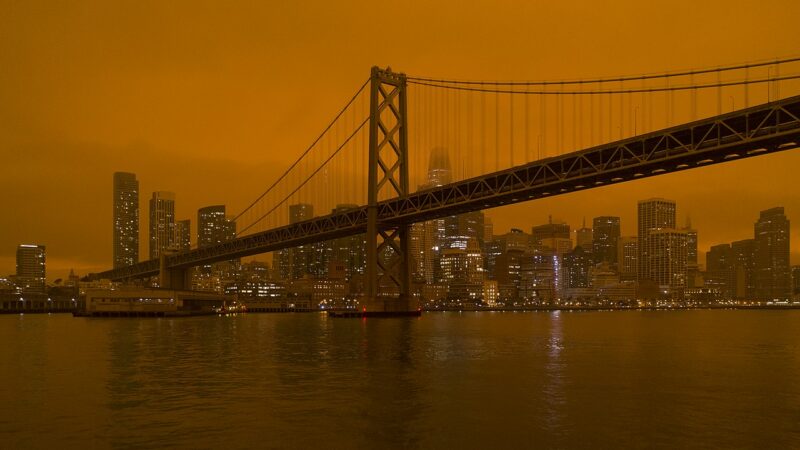 North_Complex_smoke_in_San_Francisco_-_Bay_Bridge_and_Financial_District