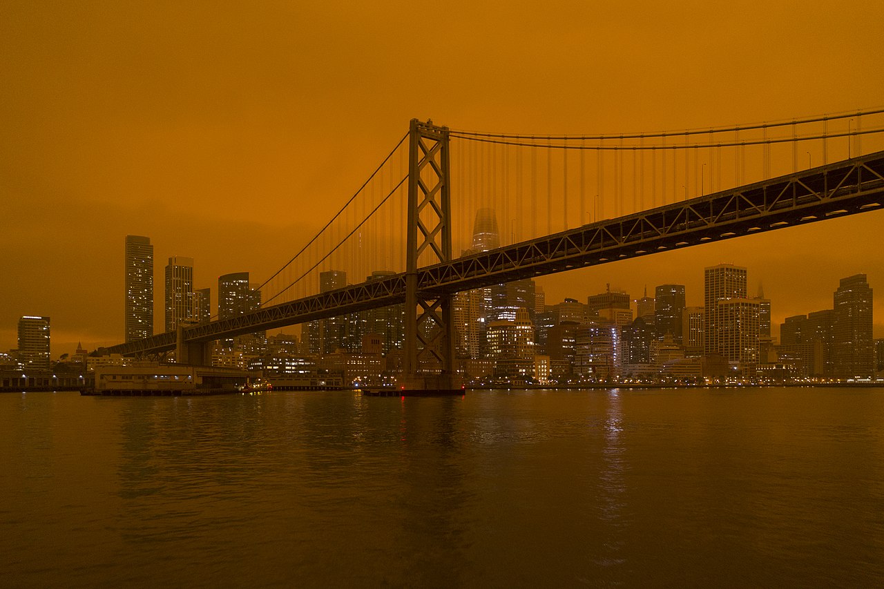 North_Complex_smoke_in_San_Francisco_-_Bay_Bridge_and_Financial_District