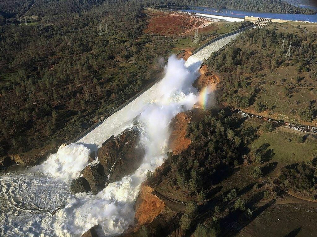 Oroville_dam_spillway_--