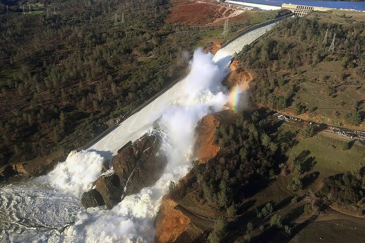 Oroville_dam_spillway_--