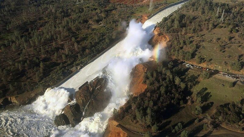 Oroville_dam_spillway_--