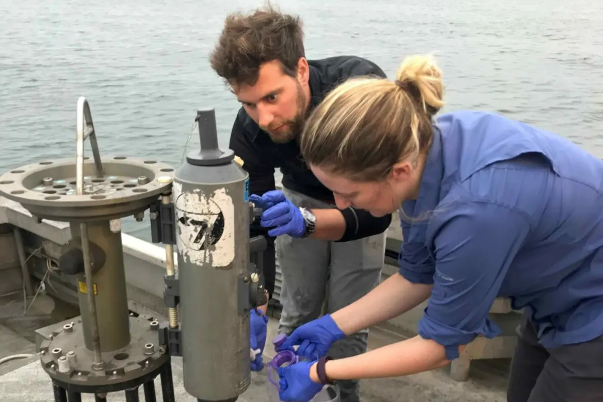 ResearchersAdamWallandTeiaSchweizerwithwater-sampletankonaboat-byJanieChen-