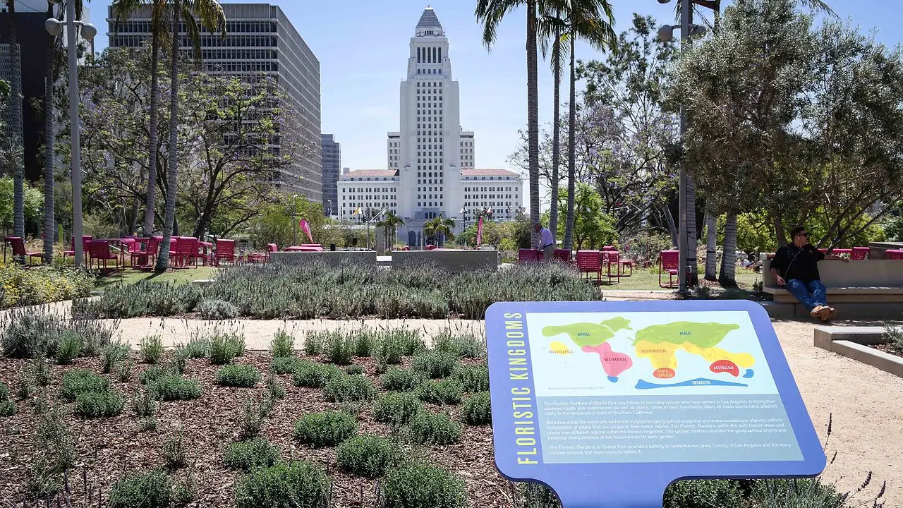 A view of Los Angeles City Hall from Grand Park. | Photo via Wikimedia Commons.