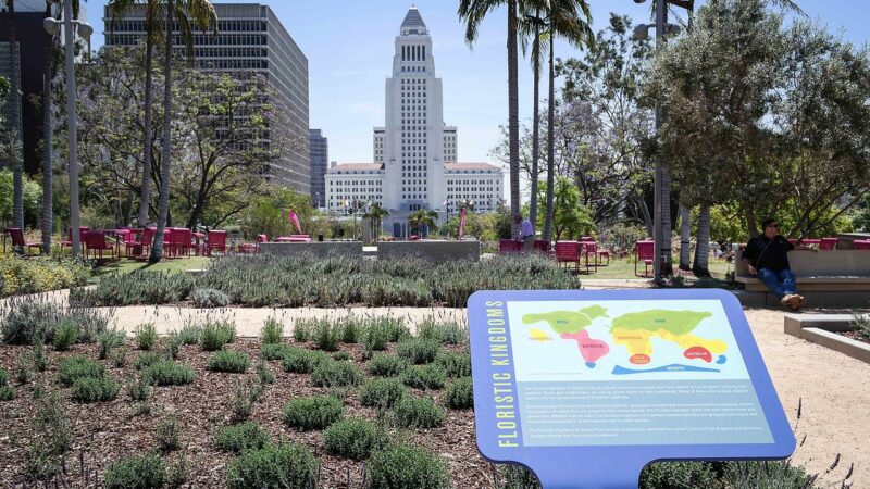 A view of Los Angeles City Hall from Grand Park. | Photo via Wikimedia Commons.