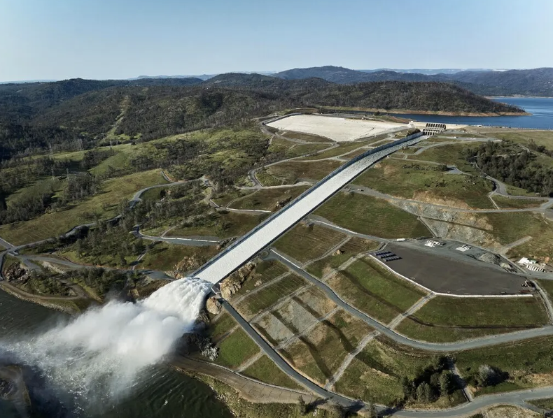 The Oroville Dam’s spillways | floods, dams, climate change, water, California