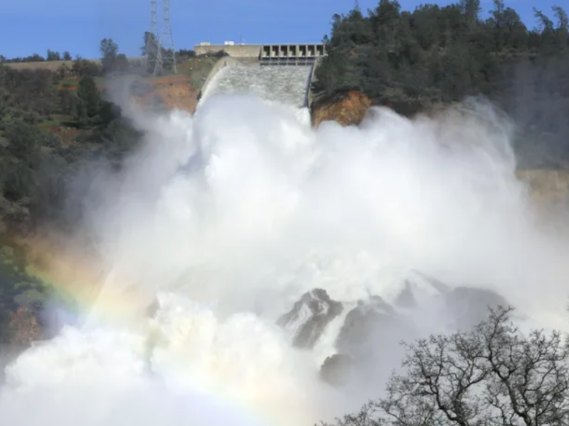 Water flows from the spillway as engineers reduce the lake level while work continues on repairs to the emergency spillway at the Oroville Dam in Oroville, Calif., Feb. 14, 2017. (Jim Wilson/The New York Times)