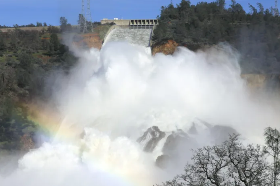 Water flows from the spillway as engineers reduce the lake level while work continues on repairs to the emergency spillway at the Oroville Dam in Oroville, Calif., Feb. 14, 2017. (Jim Wilson/The New York Times)