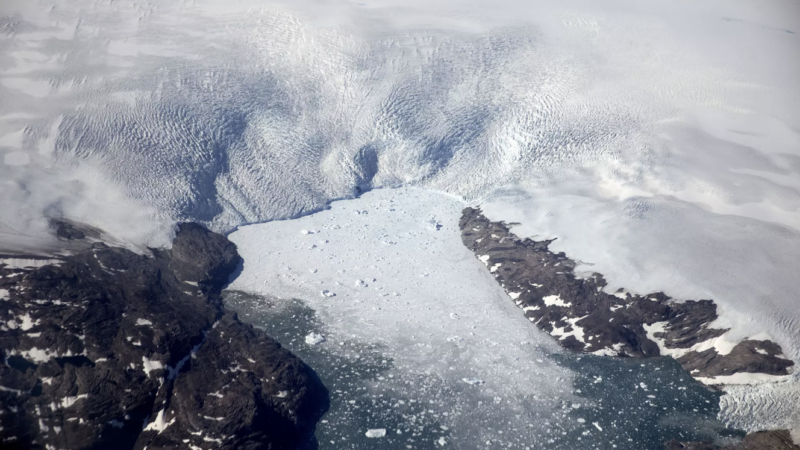 Chunks of ice break off from the Greenland ice sheet in 2017, creating a swarm of icebergs in a fjord.(David Goldman / Associated Press)