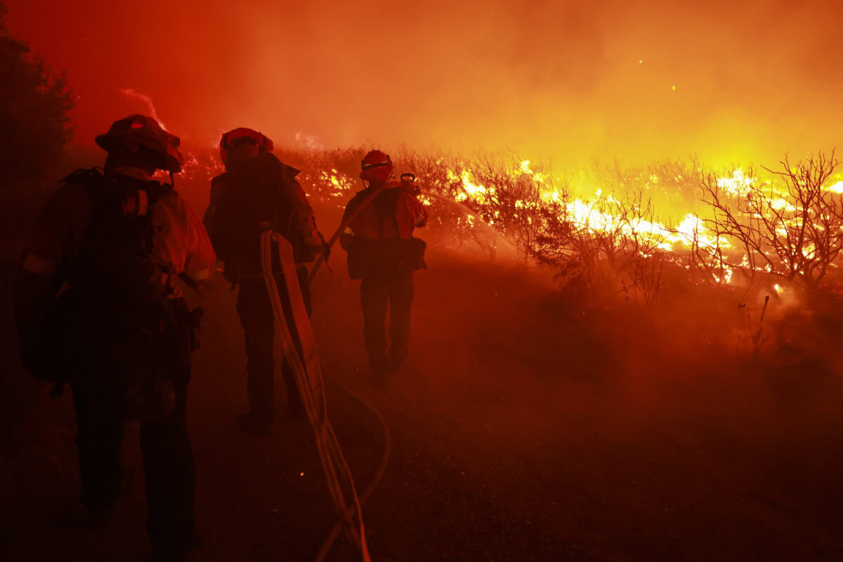 Wildfire Burns Across Southern California, firefighters try to mitigate wildfire