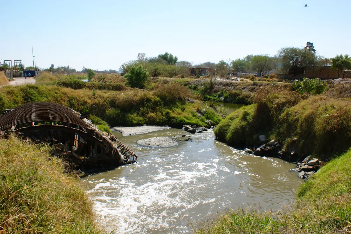 Photo of a stream with abandoned metal structure in the highly industrialized El Salto y Juanacatlán, Jalisco