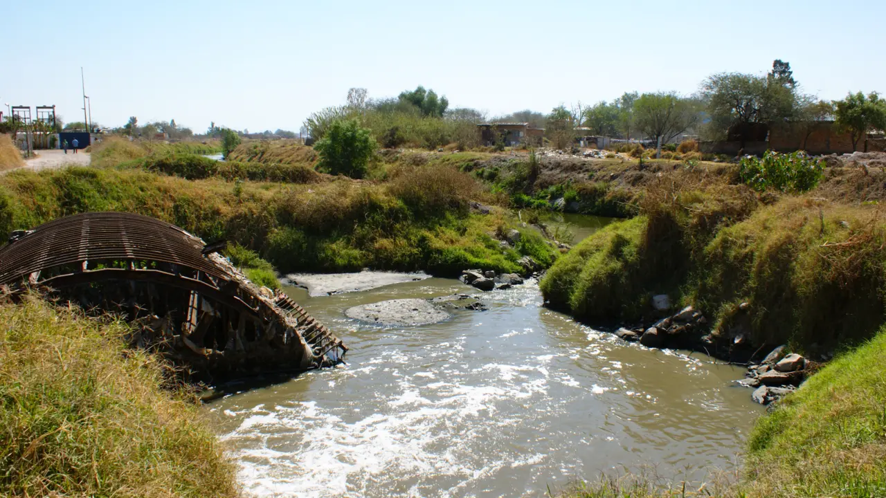 Photo of a stream with abandoned metal structure in the highly industrialized El Salto y Juanacatlán, Jalisco