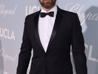 gerard butler joins courteney cox & johnny mcdaid at hollywood for science gala 2019